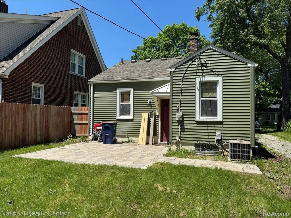 2230 Montroyal Avenue Waterford Charter Township MI 48328