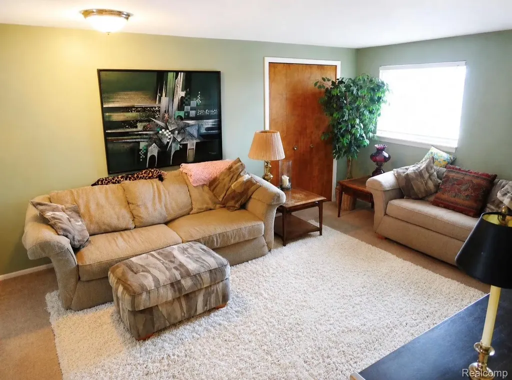 14033 Edison Drive Warren City MI 48088