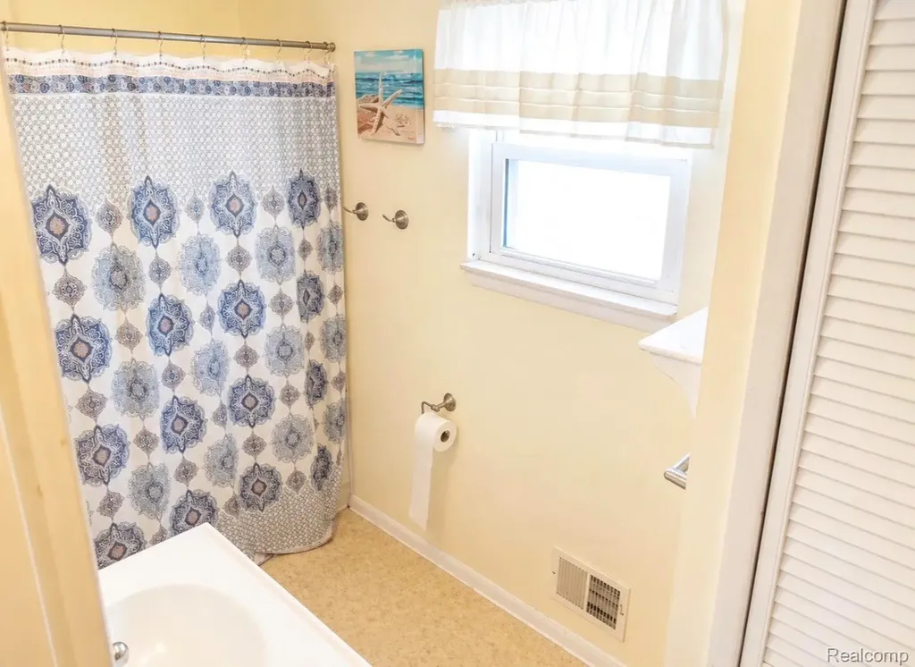 14033 Edison Drive Warren City MI 48088