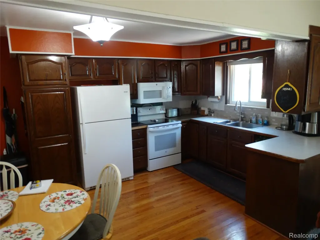 14033 Edison Drive Warren City MI 48088
