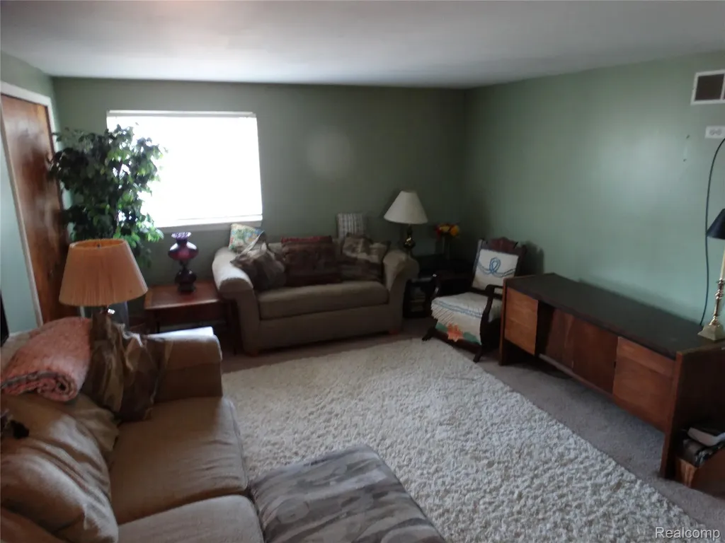 14033 Edison Drive Warren City MI 48088