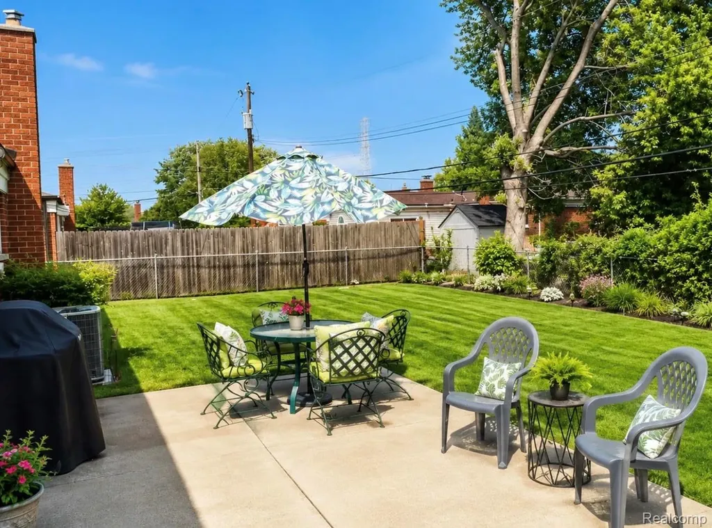14033 Edison Drive Warren City MI 48088