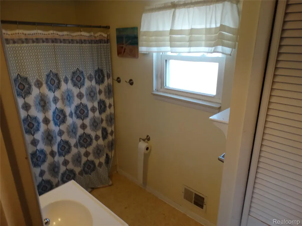 14033 Edison Drive Warren City MI 48088