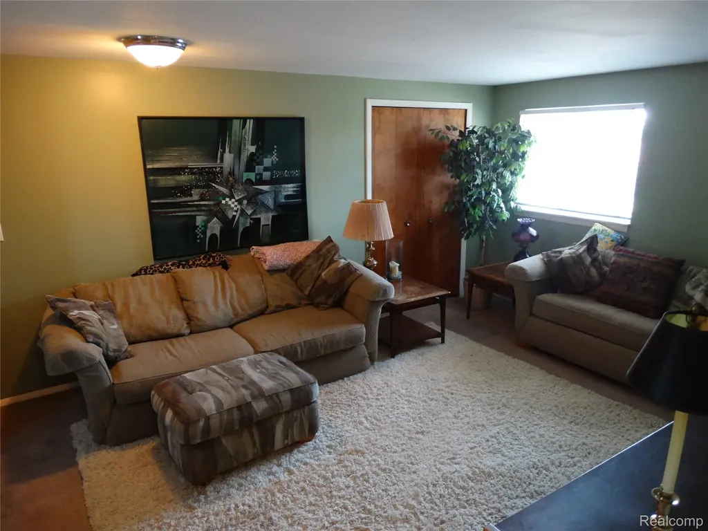 14033 Edison Drive Warren City MI 48088