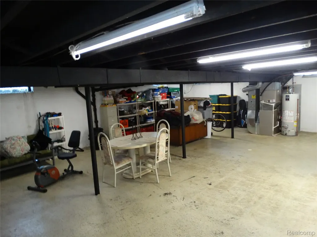 14033 Edison Drive Warren City MI 48088