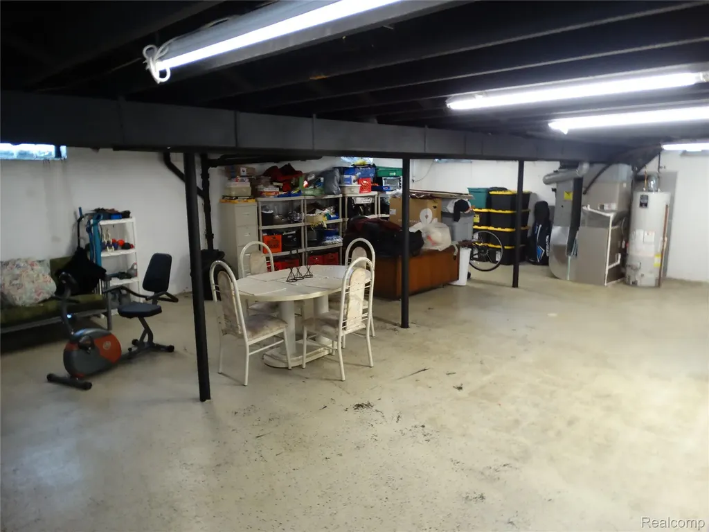 14033 Edison Drive Warren City MI 48088