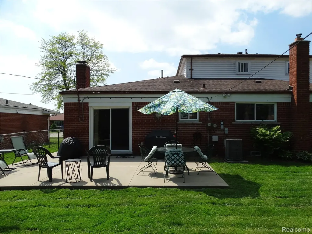 14033 Edison Drive Warren City MI 48088