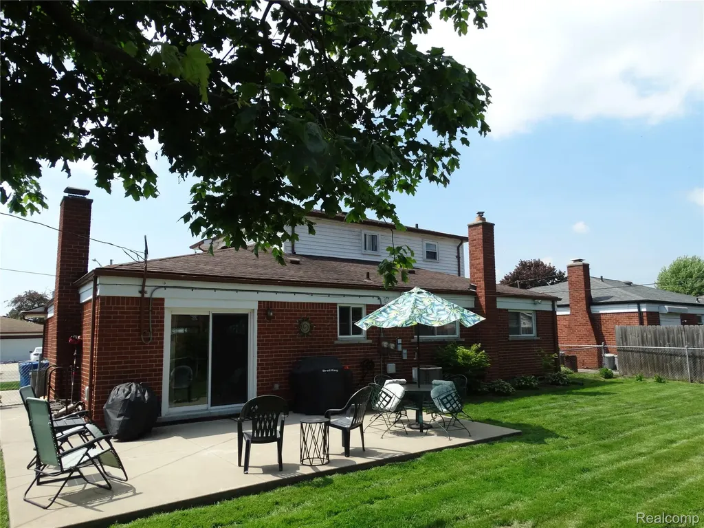 14033 Edison Drive Warren City MI 48088