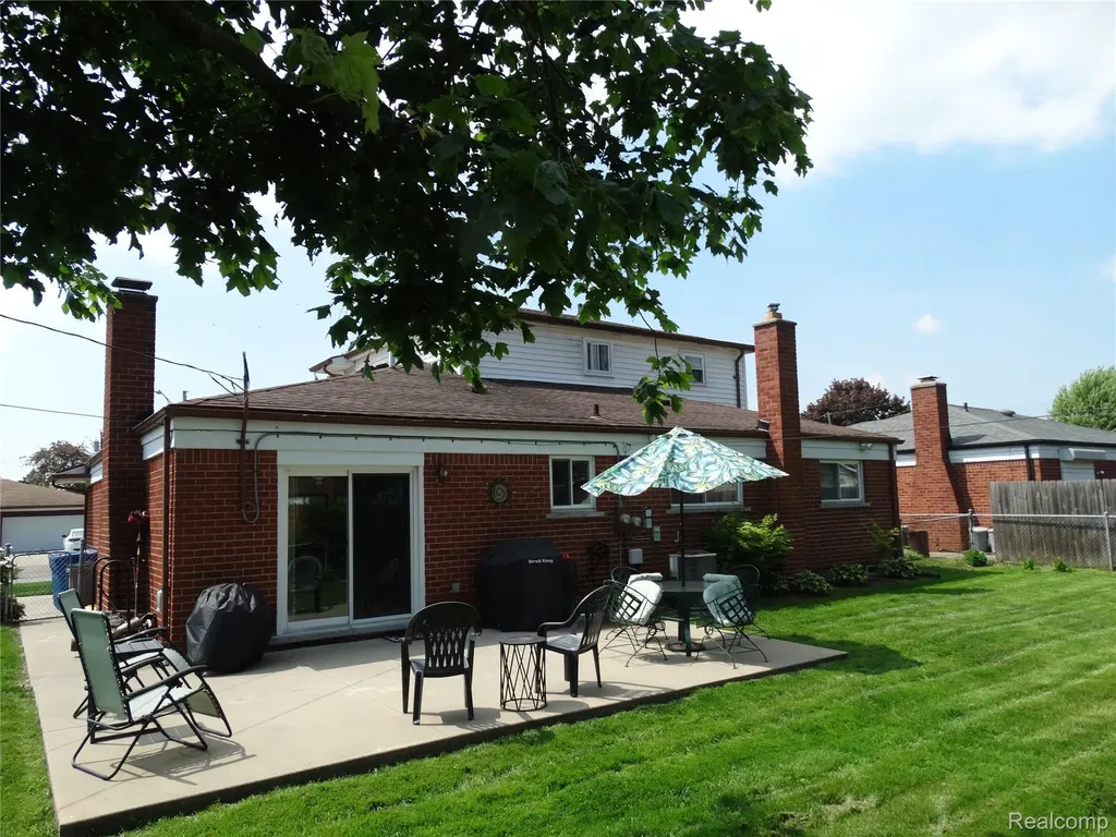 14033 Edison Drive Warren City MI 48088