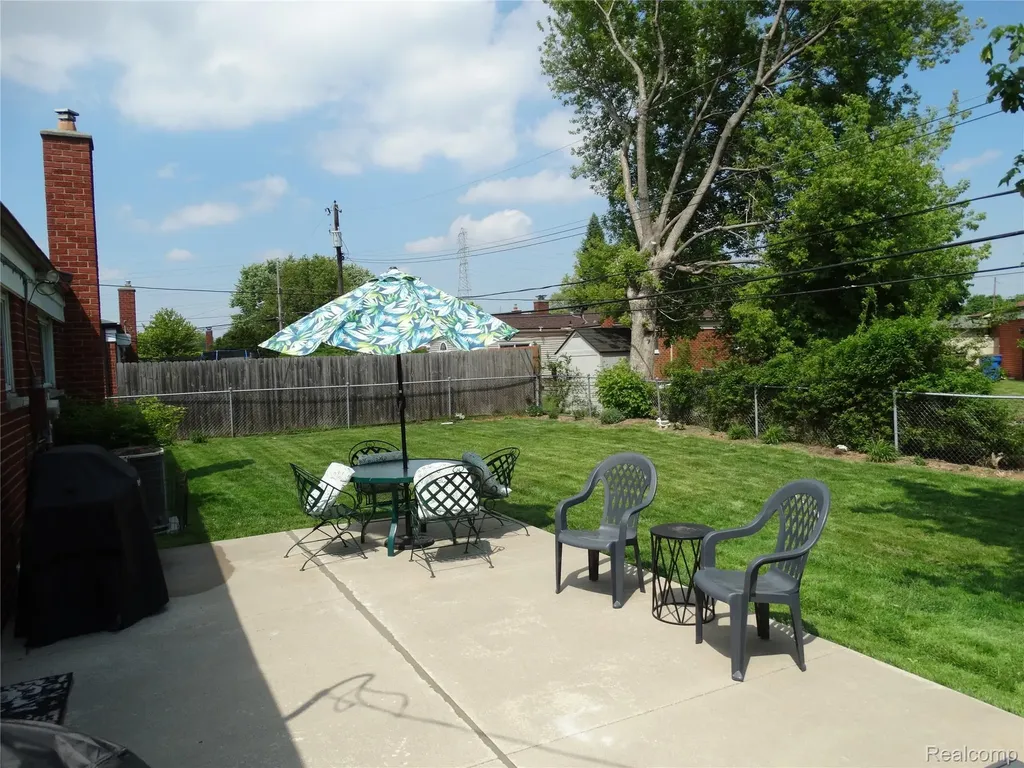 14033 Edison Drive Warren City MI 48088