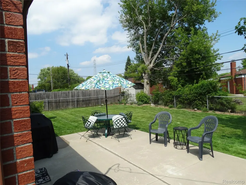 14033 Edison Drive Warren City MI 48088