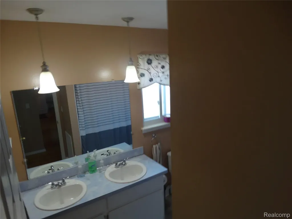 14033 Edison Drive Warren City MI 48088