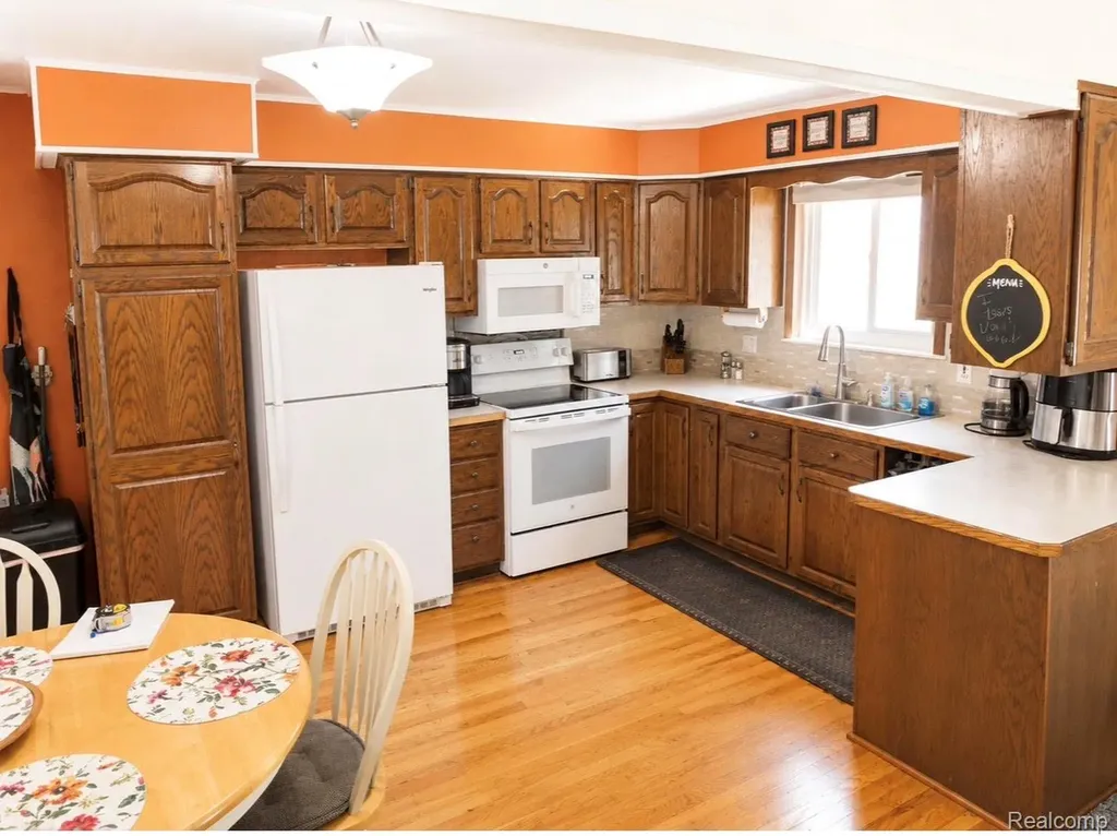 14033 Edison Drive Warren City MI 48088