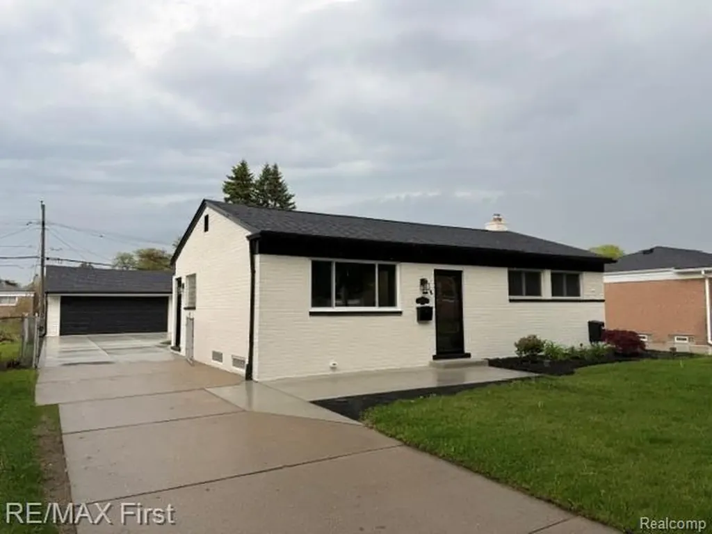 32565 Warner Drive Warren City MI 48092