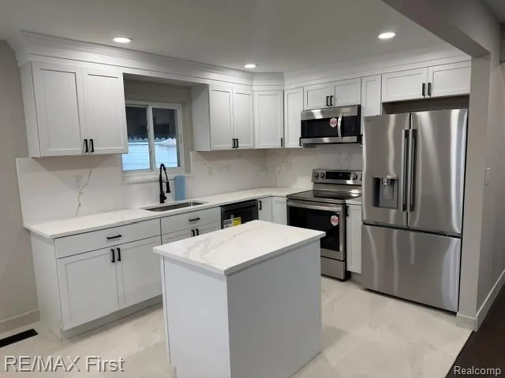 32565 Warner Drive Warren City MI 48092