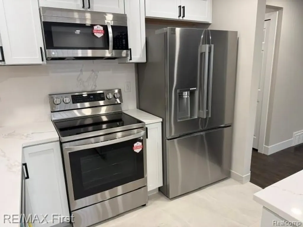 32565 Warner Drive Warren City MI 48092