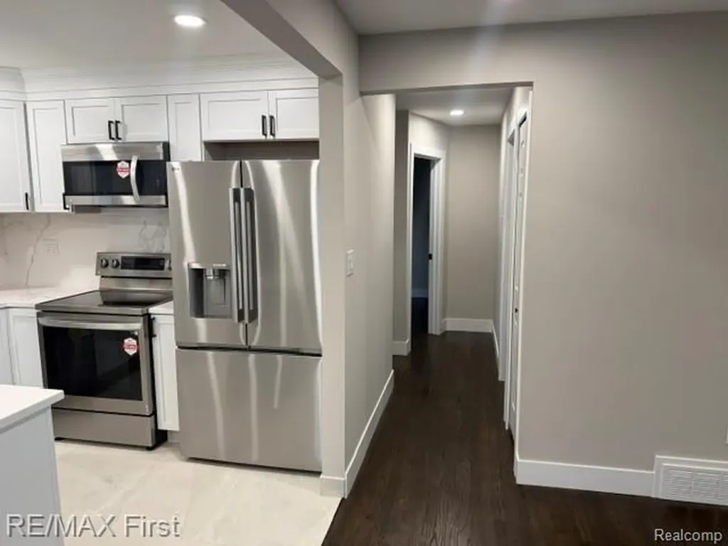 32565 Warner Drive Warren City MI 48092