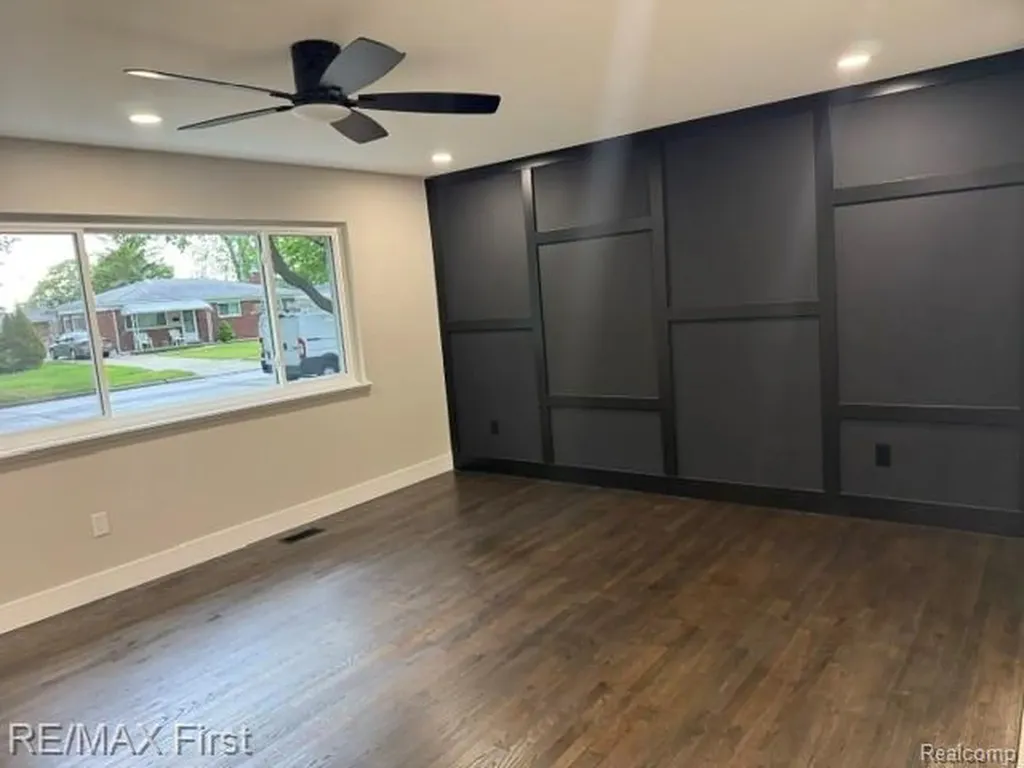 32565 Warner Drive Warren City MI 48092