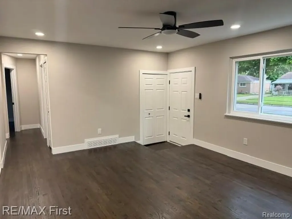 32565 Warner Drive Warren City MI 48092