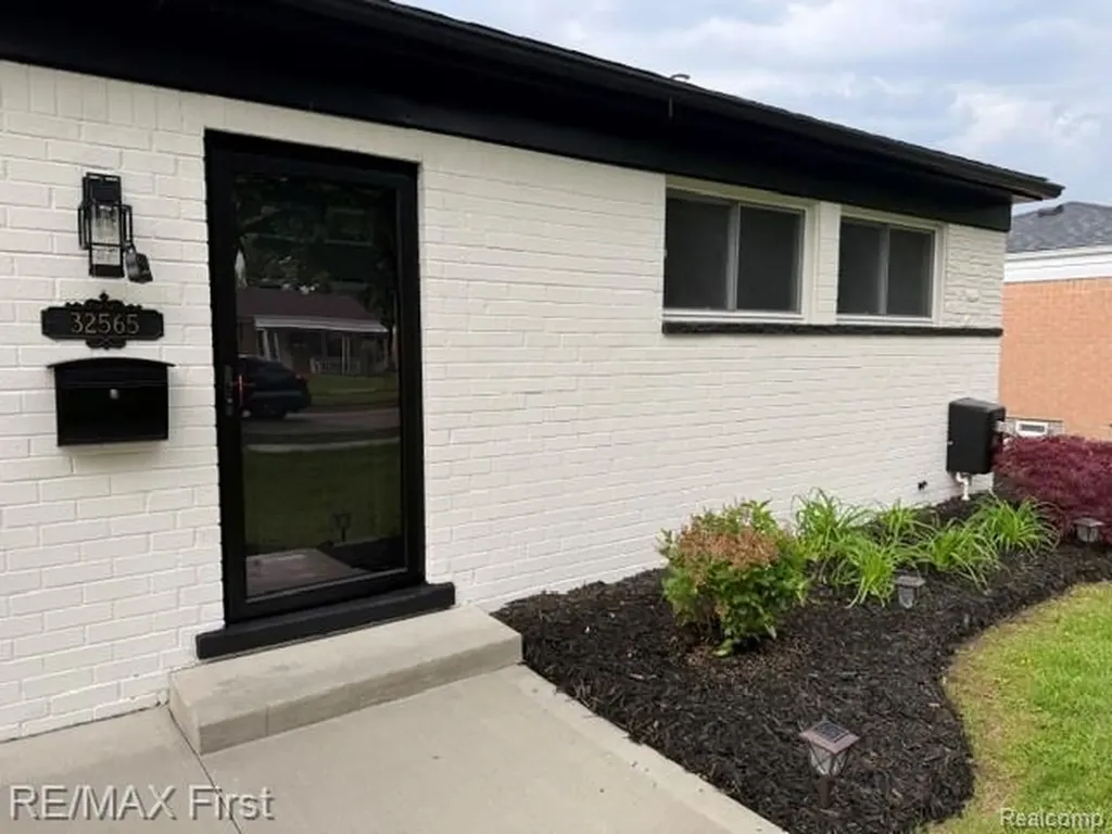32565 Warner Drive Warren City MI 48092