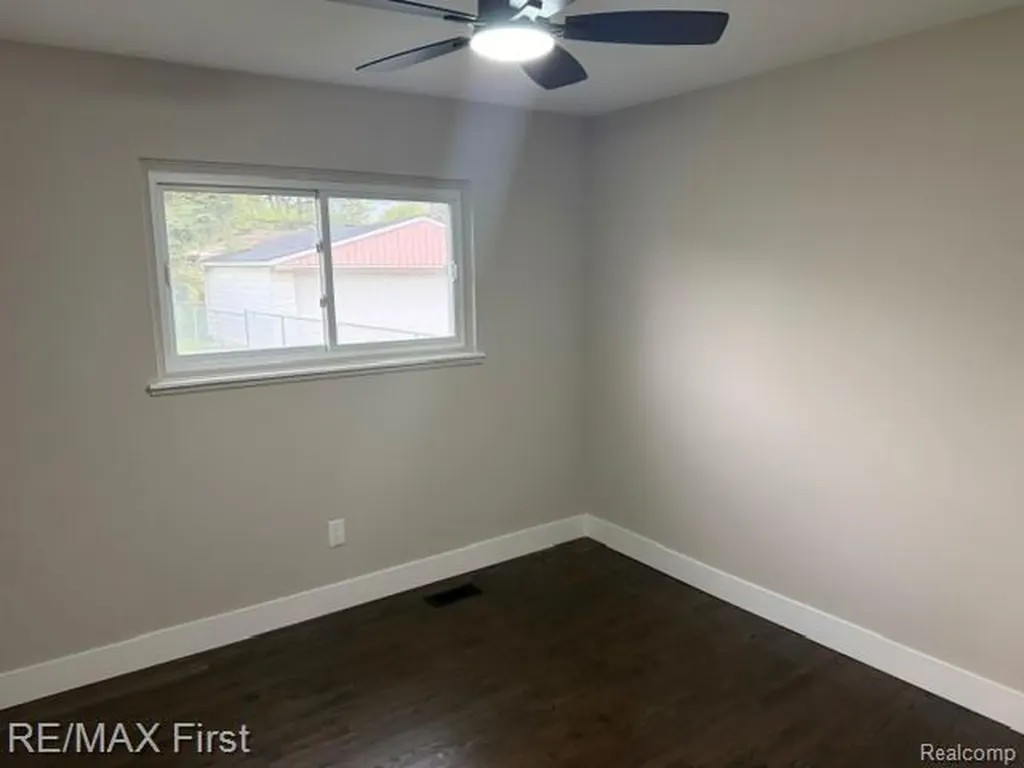 32565 Warner Drive Warren City MI 48092