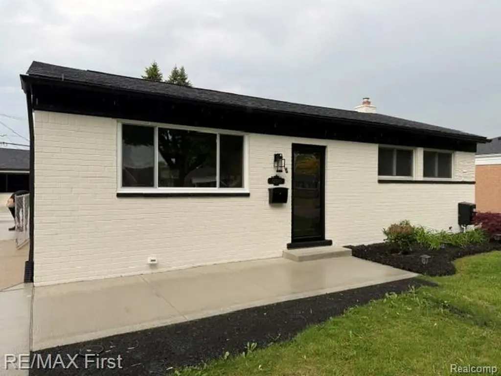 32565 Warner Drive Warren City MI 48092