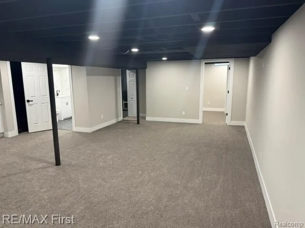 32565 Warner Drive Warren City MI 48092