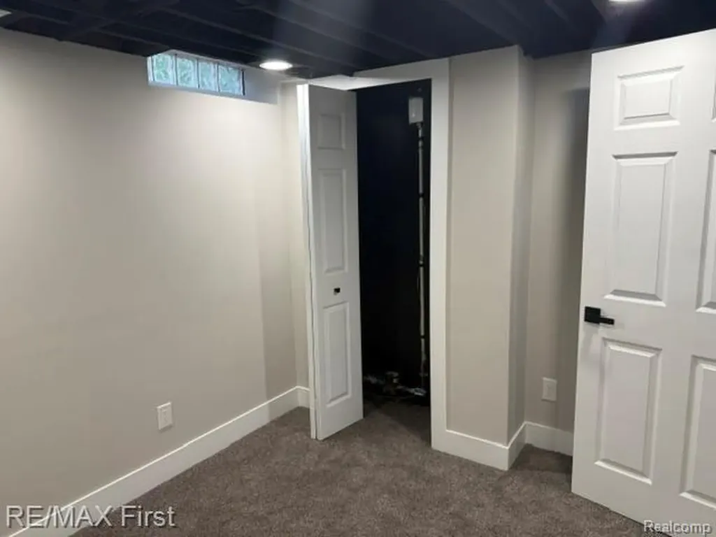 32565 Warner Drive Warren City MI 48092