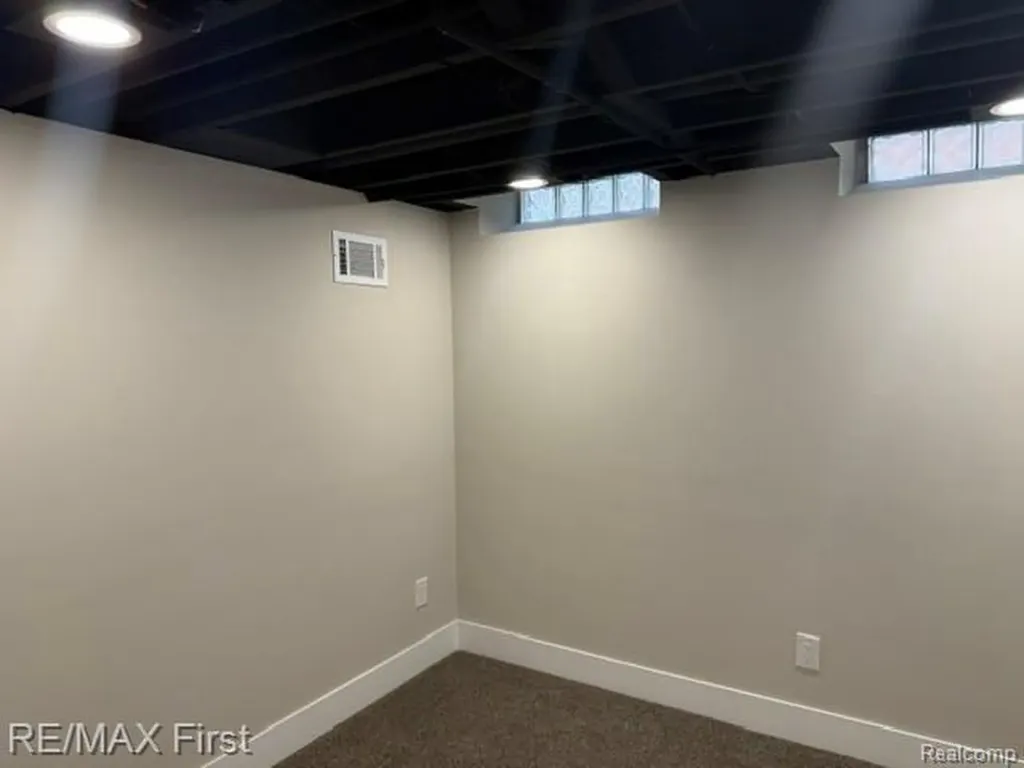 32565 Warner Drive Warren City MI 48092