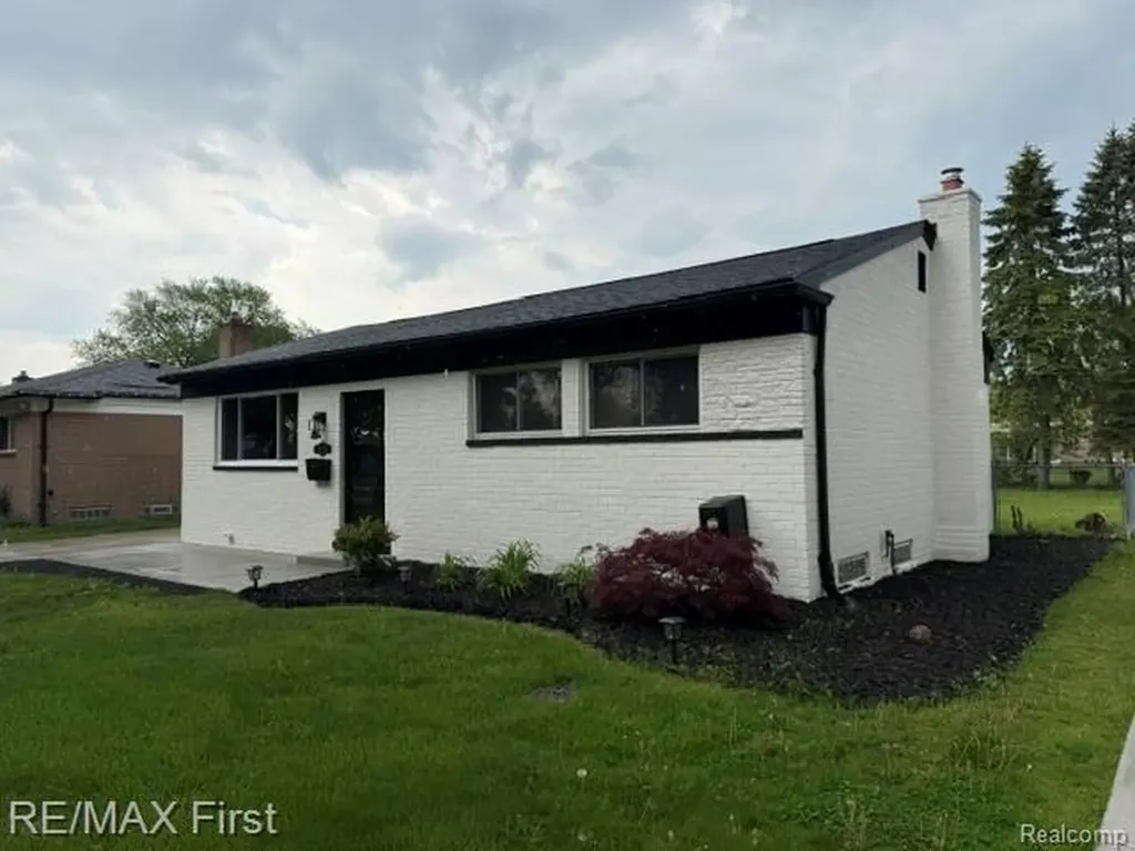 32565 Warner Drive Warren City MI 48092