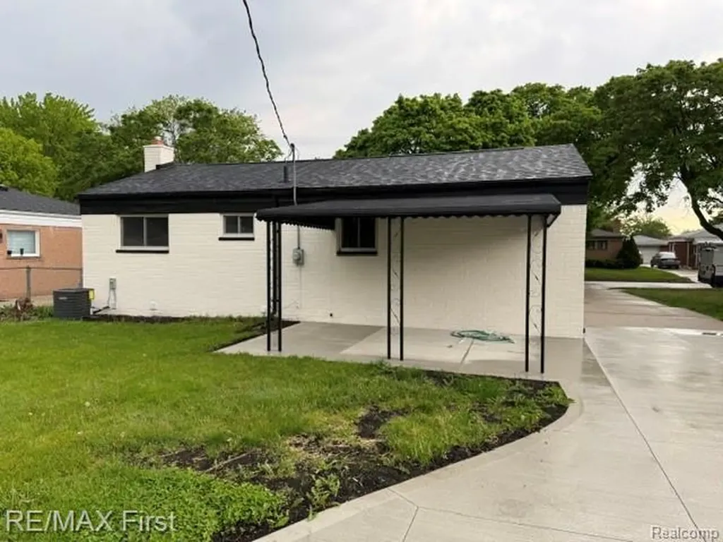 32565 Warner Drive Warren City MI 48092