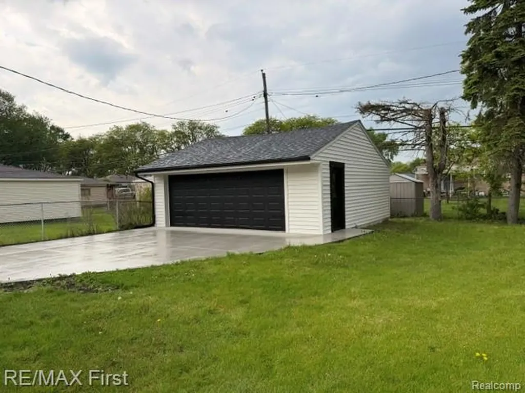 32565 Warner Drive Warren City MI 48092