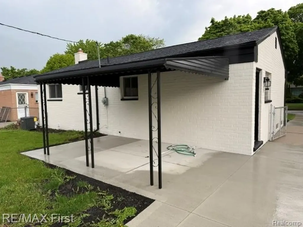 32565 Warner Drive Warren City MI 48092