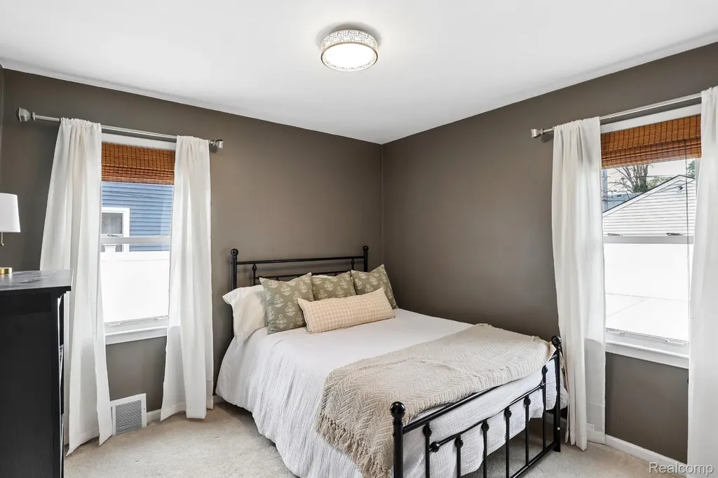 312 S Edgeworth Avenue Royal Oak City MI 48067
