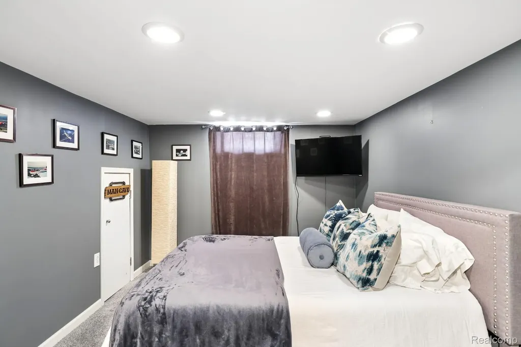 312 S Edgeworth Avenue Royal Oak City MI 48067