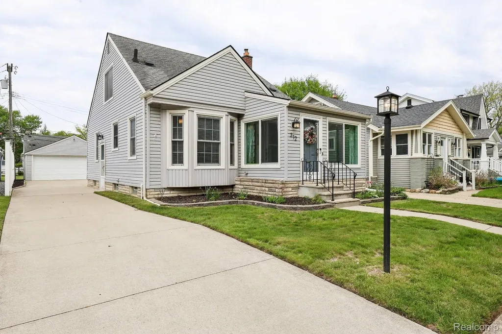 312 S Edgeworth Avenue Royal Oak City MI 48067