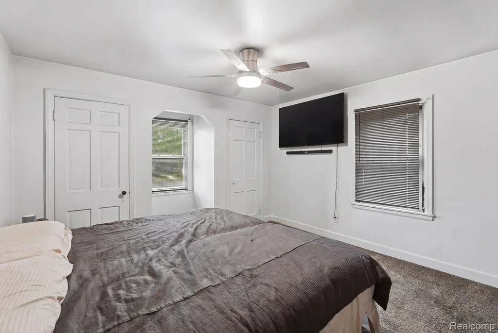 5566 W Outer Drive Detroit City MI 48235
