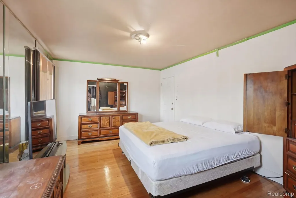 5566 W Outer Drive Detroit City MI 48235