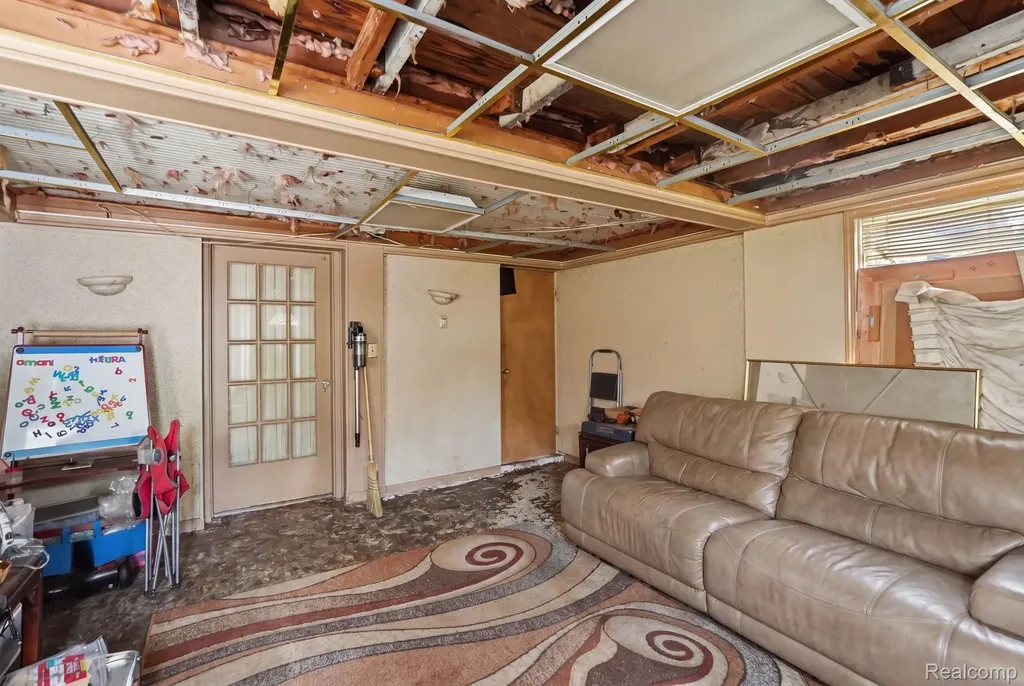 5566 W Outer Drive Detroit City MI 48235