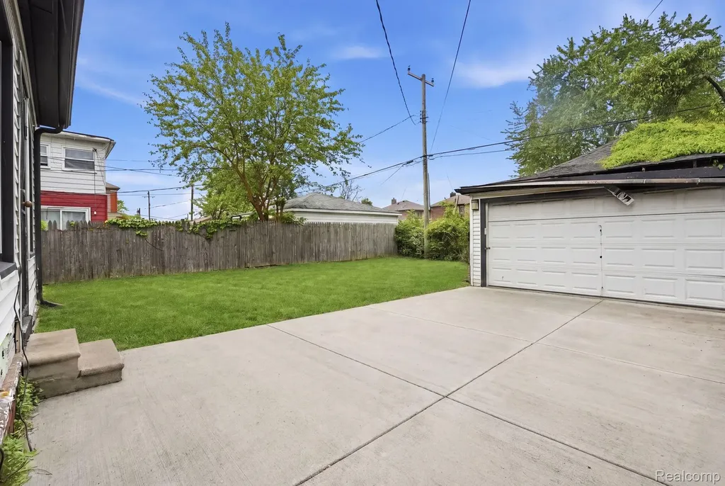 5566 W Outer Drive Detroit City MI 48235