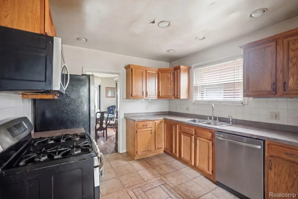 5566 W Outer Drive Detroit City MI 48235