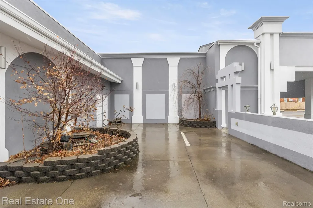 16736 Ecorse Road Allen Park City MI 48101