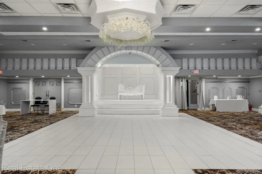 16736 Ecorse Road Allen Park City MI 48101