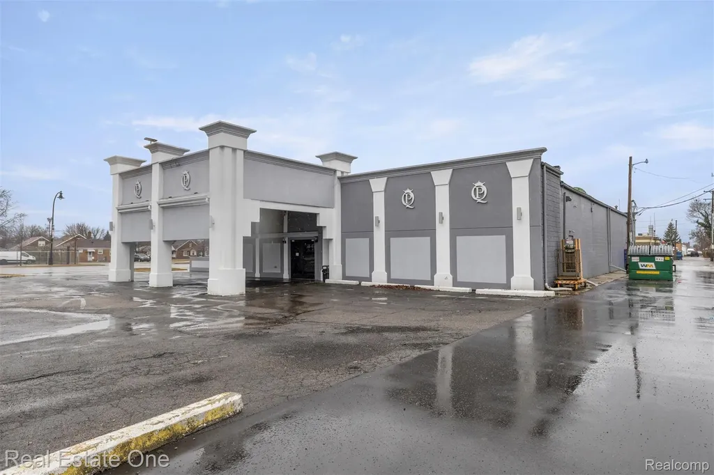 16736 Ecorse Road Allen Park City MI 48101