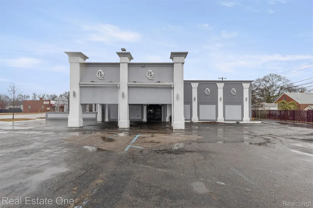16736 Ecorse Road Allen Park City MI 48101