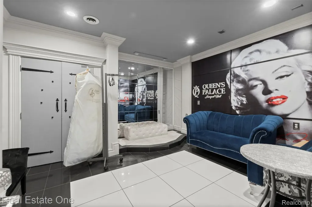 16736 Ecorse Road Allen Park City MI 48101