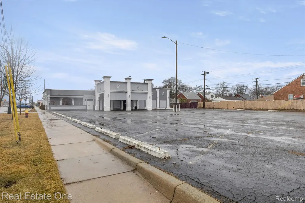 16736 Ecorse Road Allen Park City MI 48101