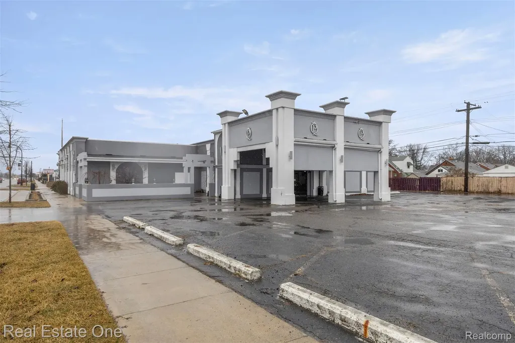 16736 Ecorse Road Allen Park City MI 48101
