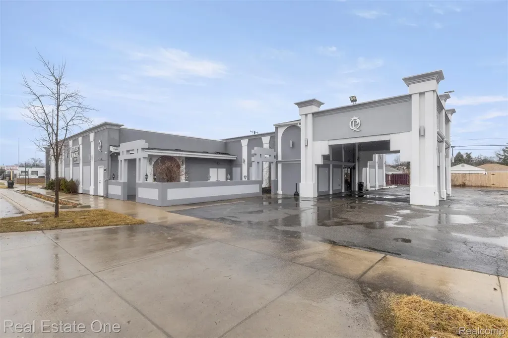 16736 Ecorse Road Allen Park City MI 48101