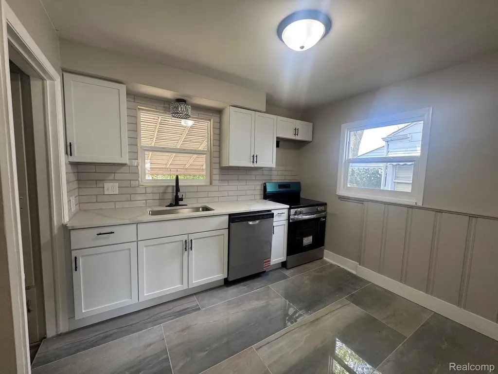 20910 Van Antwerp Harper Woods City MI 48225